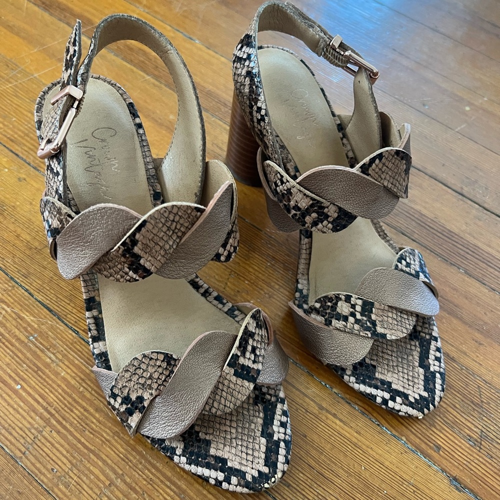 Crown Vintage VARENKA style sandal size 6.5M - Picture 2 of 8